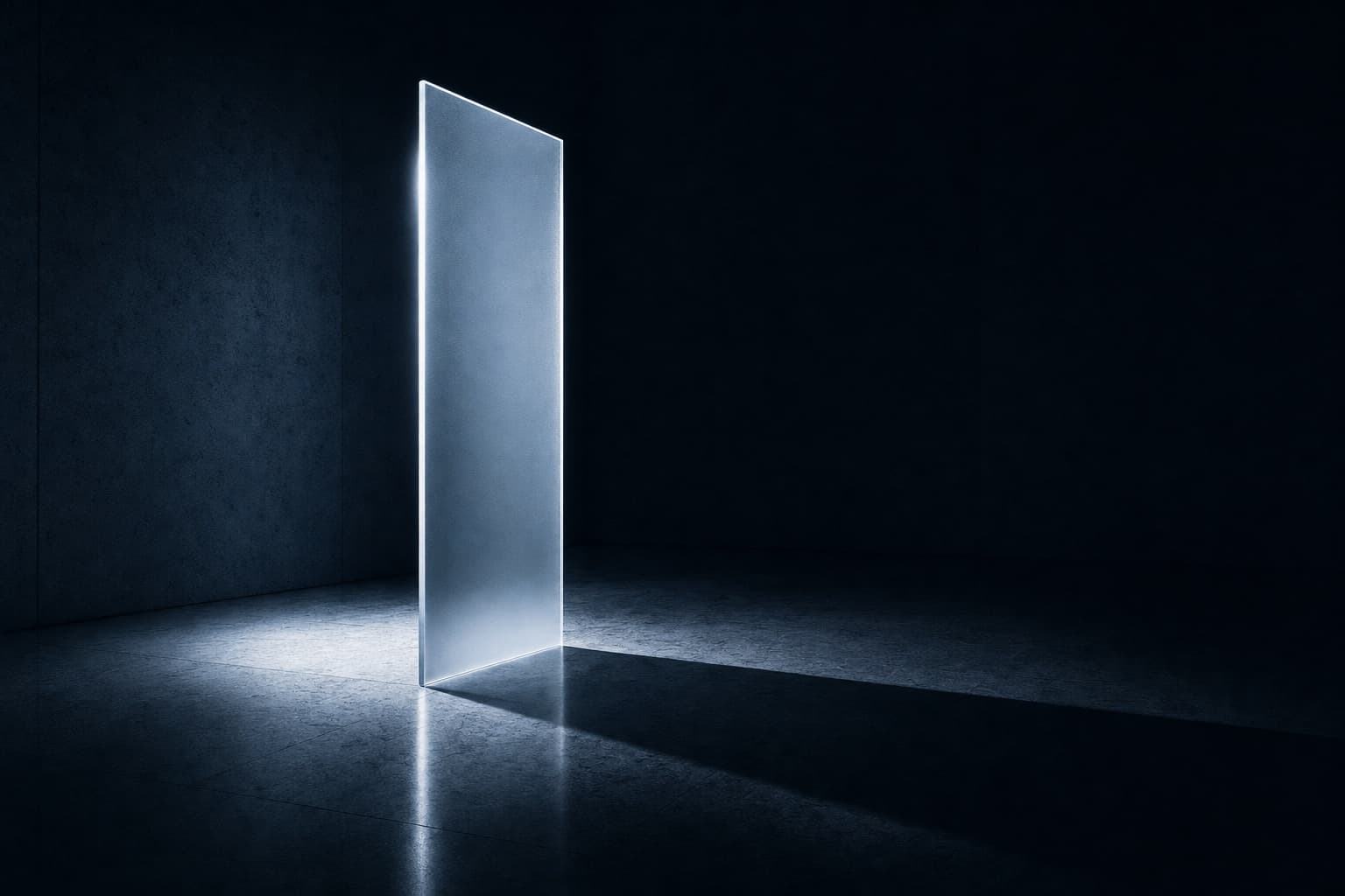 Una lastra di vetro smerigliato illuminata di taglio in una stanza scura e vuota